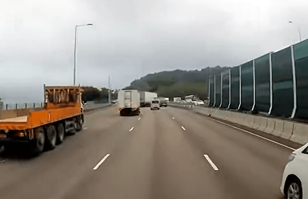 左二線一輛貨車突然衝向快線。fb：車cam L（香港群組）