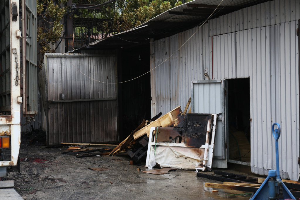 火警導致貨倉內雜物及兩輛貨車遭燒毁。