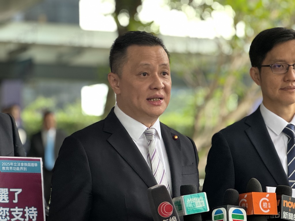 原本是選委界的鄧飛,今日到政府總部報名參選,競逐教育界功能界別議席。 原本是選委界的鄧飛,今日到政府總部報名參選,競逐教育界功能界別議席。