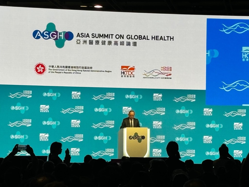 贸发局主席林建岳指今年论坛强调在创新同时要解决健康公平性问题，以确保创新的医疗技术可供大众使用。脱芷晴摄