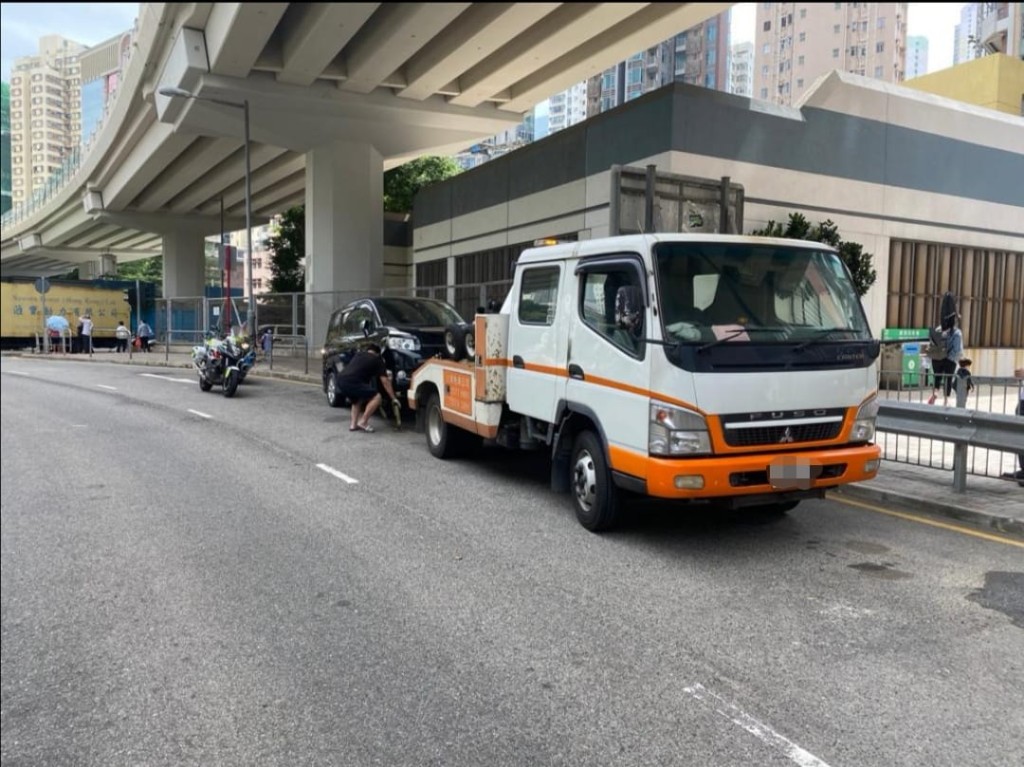 警方在港島區打擊違例泊車。警方提供