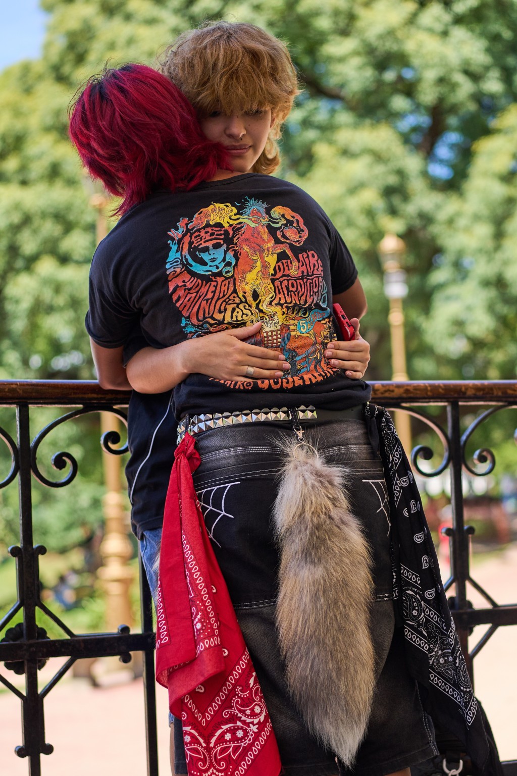 阿根廷“兽人”互相拥抱。 美联社