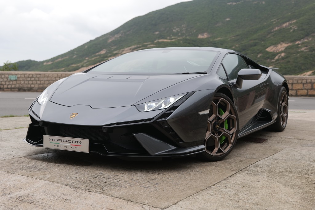 林寶堅尼Lamborghini Huracán Tecnica頭燈兩邊增設巨大Y字形透氣孔，賣相很像限量版Sián。