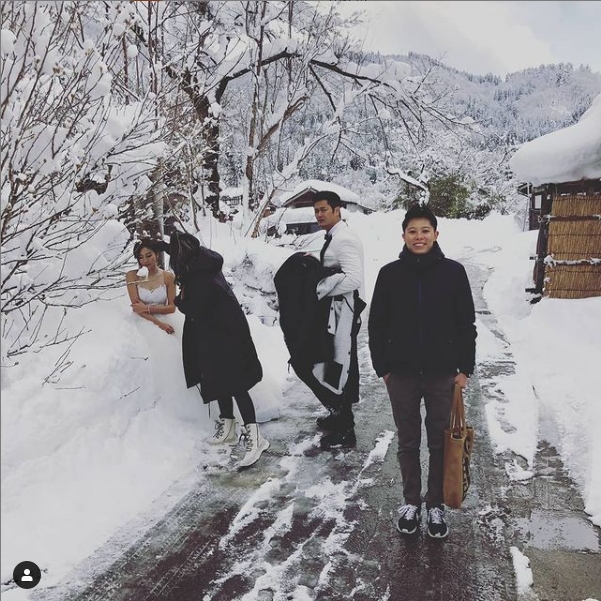 蕭唯展重溫雪地上黑口黑影結婚相花絮,又係生活上一個小情趣。