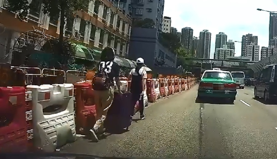 有2名旅客拖行李喼進入屯門公路。網民Daniel Lam Tsz Fai圖片