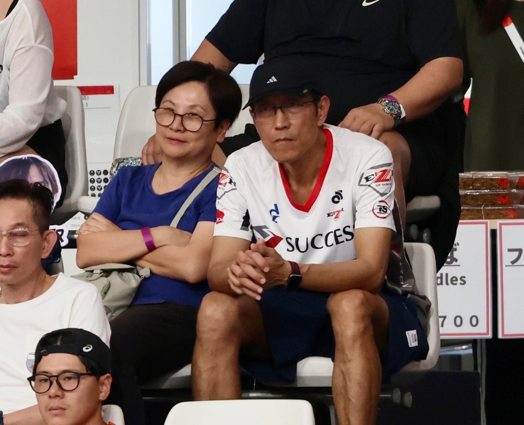 李思穎父母也在場支持女兒及香港隊。徐嘉華攝 李思穎父母也在場支持女兒及香港隊。徐嘉華攝