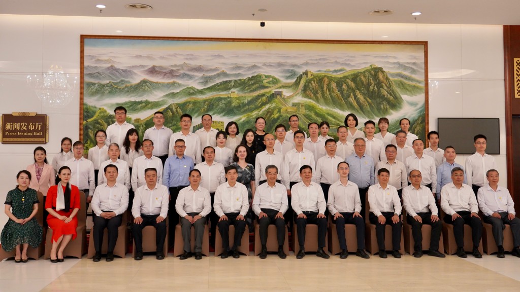 梁振英及其團隊今早在廣西南寧與廣西壯族自治區政協、衛健委及醫療隊會面。（共享基金會提供）