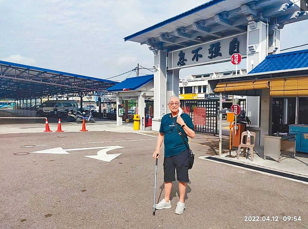 曾江離世前獨遊馬來西亞，曾前往當地一所中學參觀。