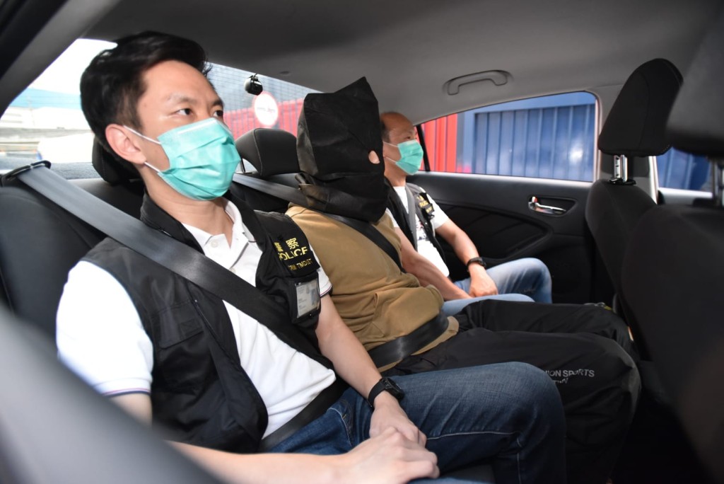 警方將疑犯押解返警署扣查。
