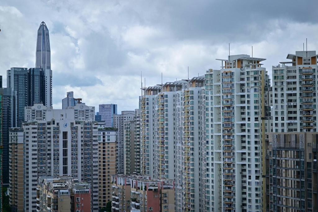 目前深圳放售的二手盤源中,樓價500萬元人民幣以下物業佔近57%,反映上車客及基層換樓客是市場主力; 目前深圳放售的二手盤源中,樓價500萬元人民幣以下物業佔近57%,反映上車客及基層換樓客是市場主力;