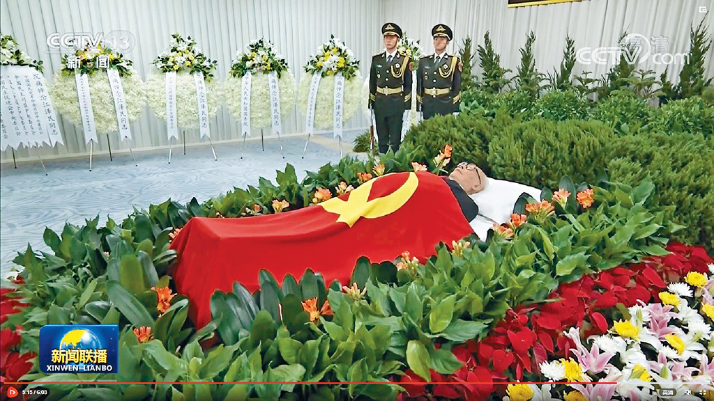 ■江澤民遺體蓋上中共黨旗。