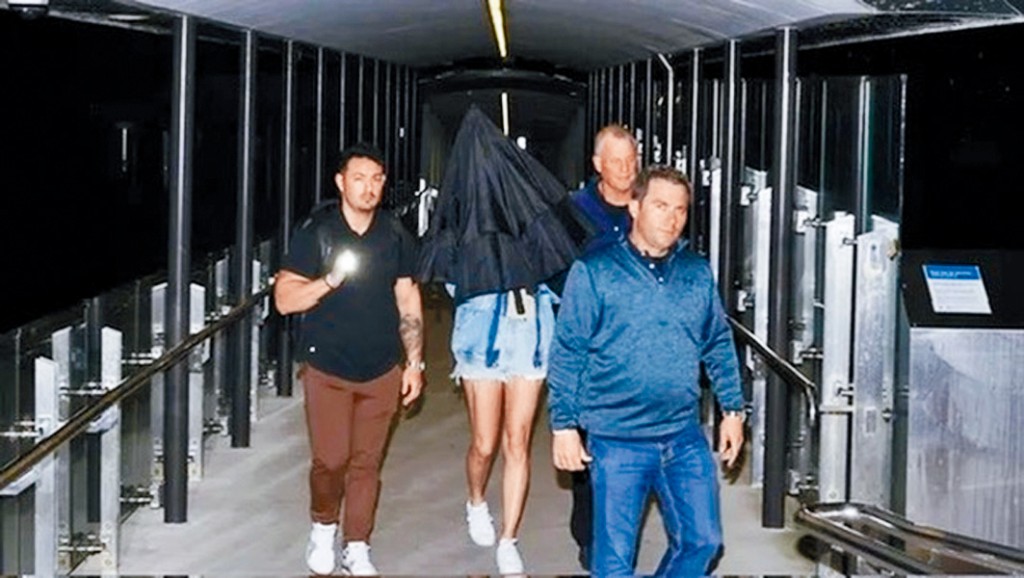 Taylor與父親Scott遊船河後,涉襲擊一名澳洲狗仔隊。