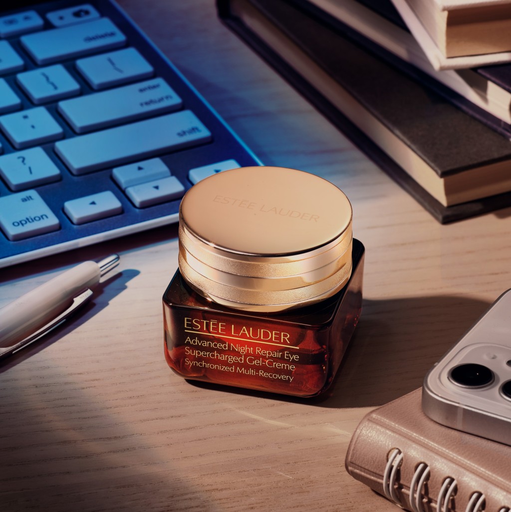 Estee Lauder升級再生基因修復眼霜/$560,提取自薰衣草花的獨家FR-Defense™技術,抵禦自由基形成,另維他命E可提供高效抗氧化保護,減緩眼肌老化。 Estee Lauder升級再生基因修復眼霜/$560,提取自薰衣草花的獨家FR-Defense™技術,抵禦自由基形成,另維他命E可提供高效抗氧化保護,減緩眼肌老化。