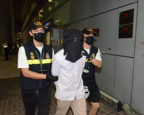 一名49歲男旅客被捕