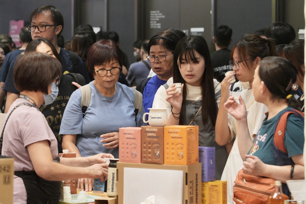 不少市民驻足试食，挑选心头好。