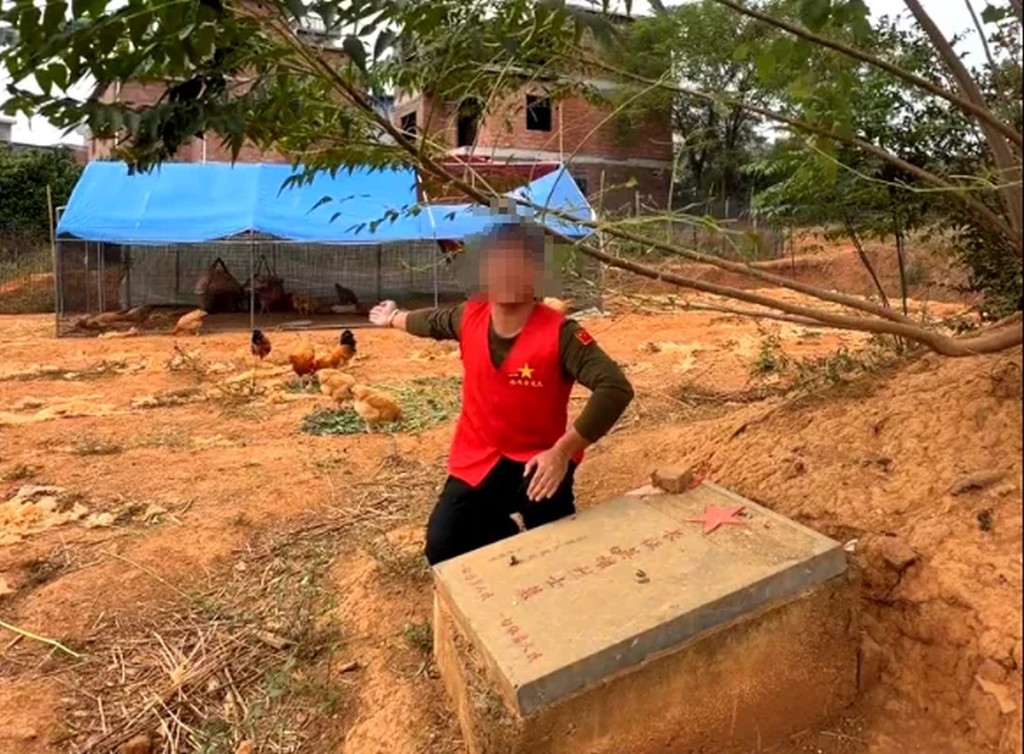 網友發視頻稱湖南永州市道縣一長征英雄烈士墓成了養雞場。 網友發視頻稱湖南永州市道縣一長征英雄烈士墓成了養雞場。