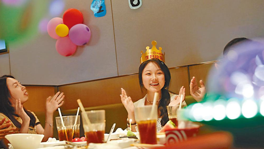 上海恢復堂食首日,食客在一火鍋店內就餐慶祝生日。