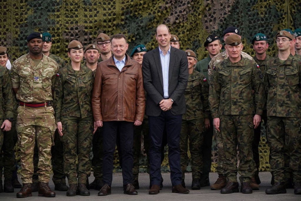 英国威廉王子突到访波兰与乌克兰边境军事基地。路透社