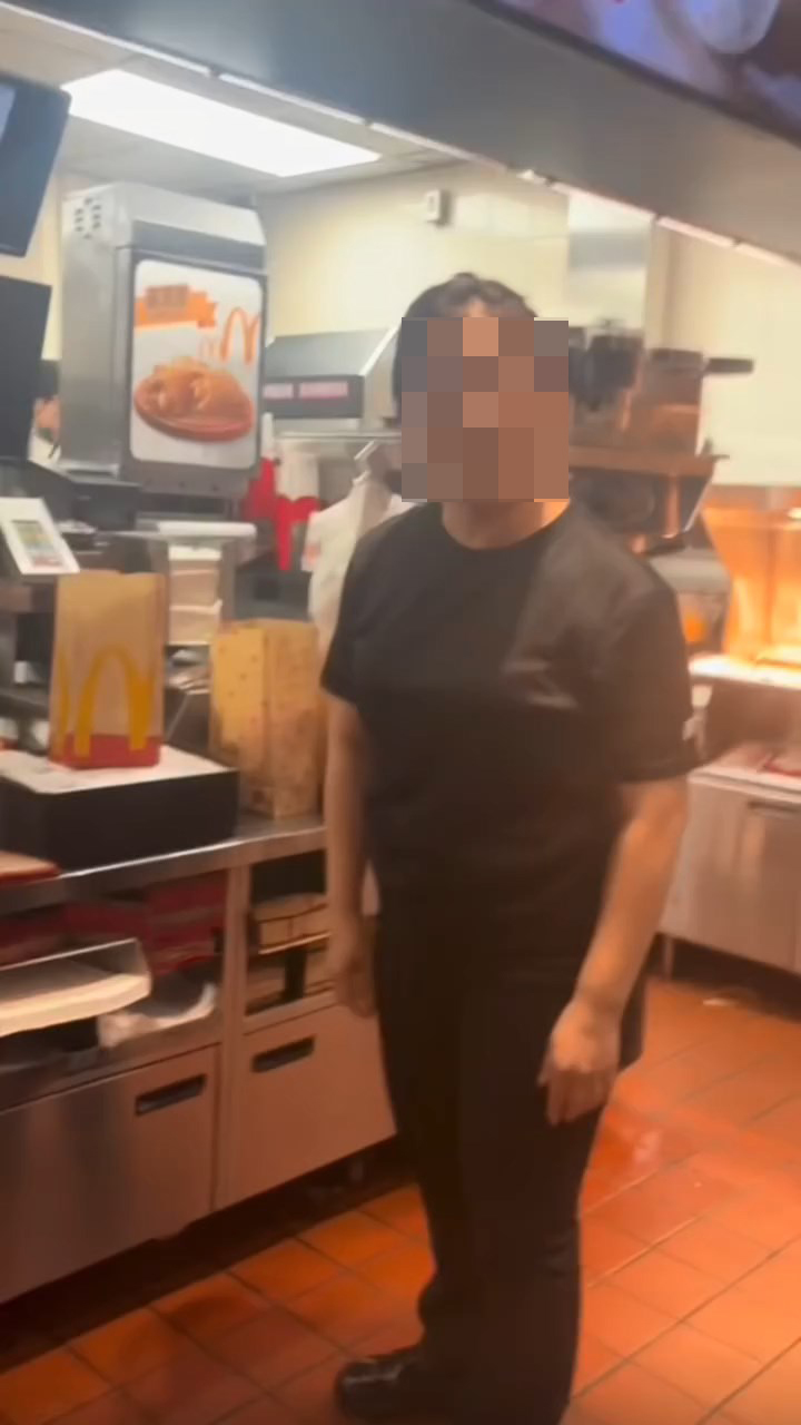 少女指一名紫色頭髮的女店員對她破口大罵,「將啲情緒發洩晒落我度」。 少女指一名紫色頭髮的女店員對她破口大罵,「將啲情緒發洩晒落我度」。
