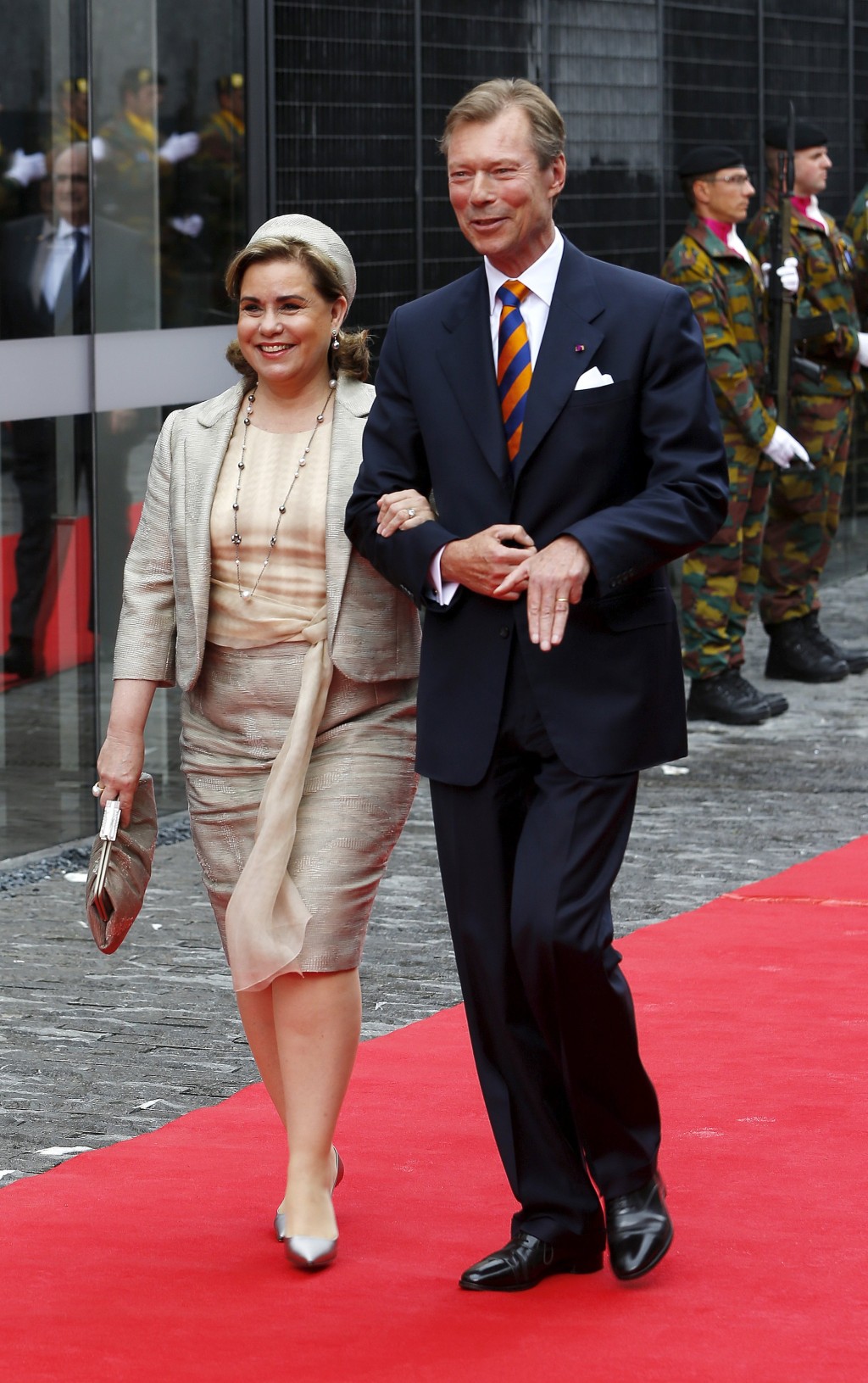 卢森堡大公亨利（Henri）与夫人玛丽亚特丽莎（Maria Teresa）在比利时滑铁卢出席滑铁卢战役200周年纪念活动。 路透社