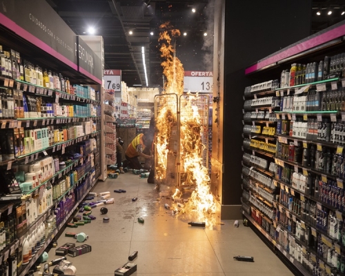 示威者冲入家乐福超市内肆意捣乱。AP