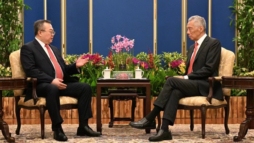 刘建超(左)和新加坡总理李显龙会面。