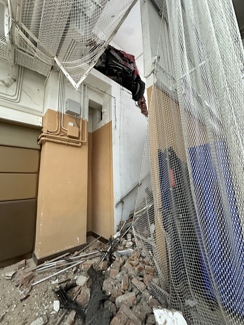 現場瓦礫滿地,一片狼藉。劉漢權攝 現場瓦礫滿地,一片狼藉。劉漢權攝