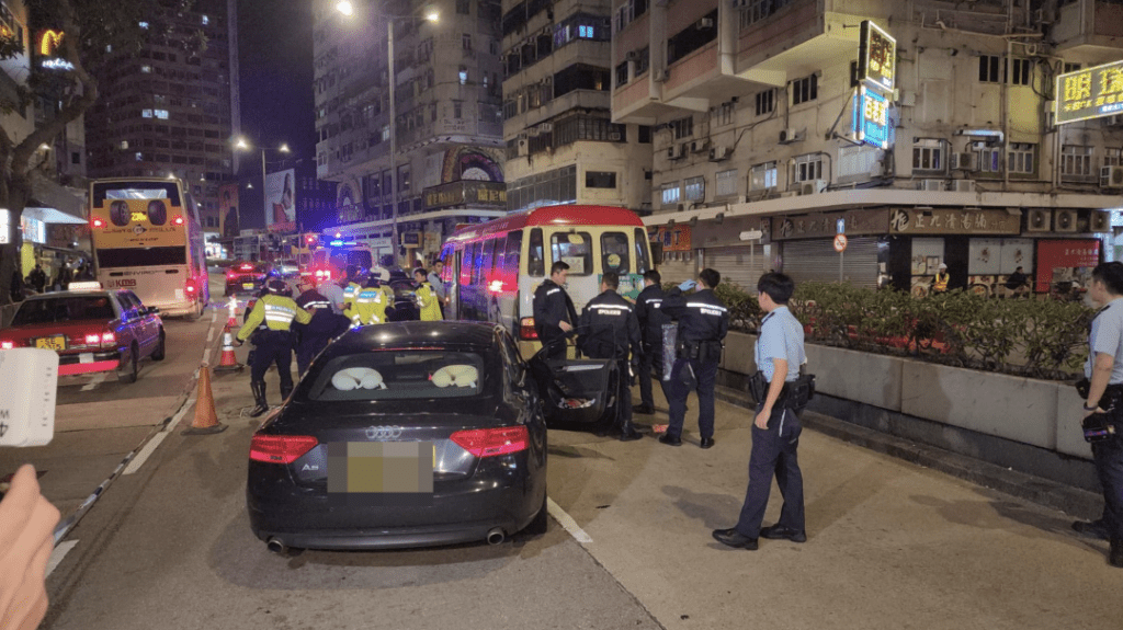 私家車如「碰碰車」般先後撞向後方的警車、兩輛私家車及一輛紅色小巴，現場傳出多次猛烈撞擊聲，引起途人驚呼。黎志偉攝