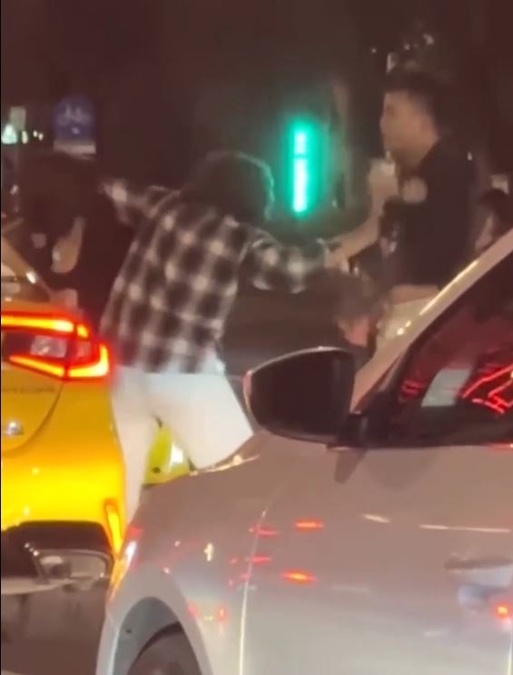 廣西有男女因駕駛爆街頭衝突，最終男子被女方咬甩背部一塊肉。影片截圖