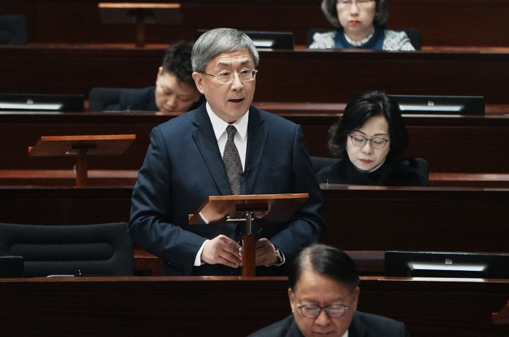 政務司副司長卓永興。