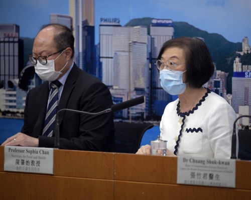 食衞局副秘書長陳偉基(圖左)強調使用健康碼大前提是保障個人私隱。
