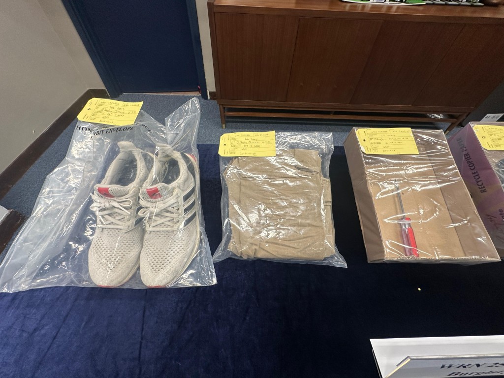 警方檢獲疑犯所穿的衣物。