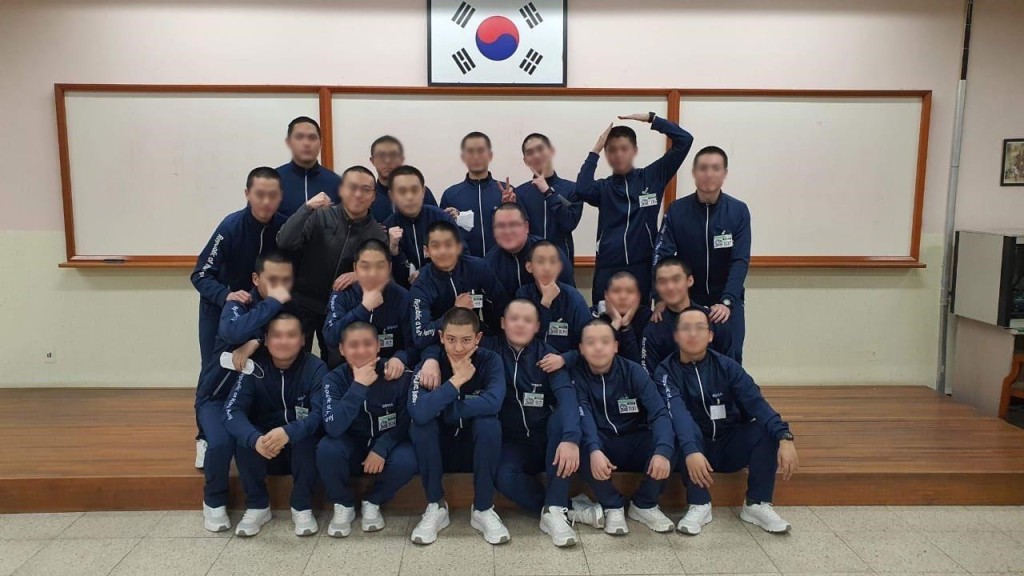 燦烈與軍中同袍合照。