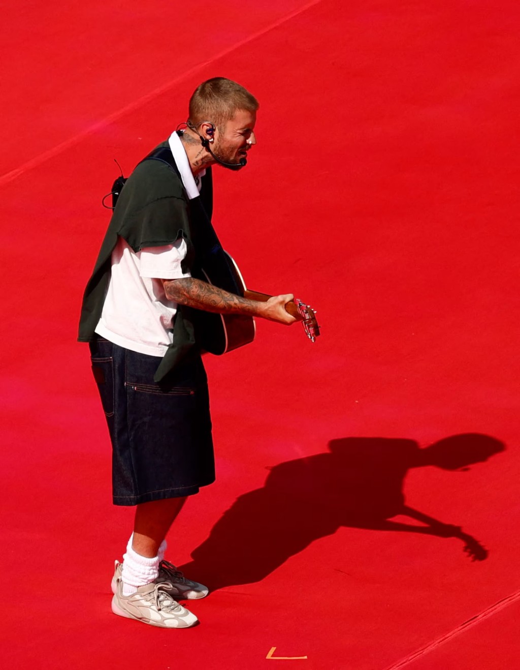 Justin Bieber自彈自唱慢歌,被批拖垮了現場氣氛。 Justin Bieber自彈自唱慢歌,被批拖垮了現場氣氛。
