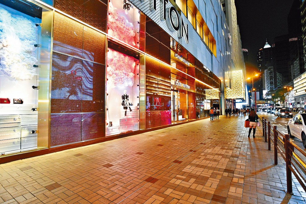 本港捱過疫情但市道未完全復甦，市區入夜9時後已變得冷清。