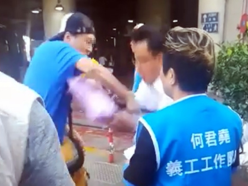 無業漢以獻膠花及合照為名涉用刀襲擊何君堯。資料圖片