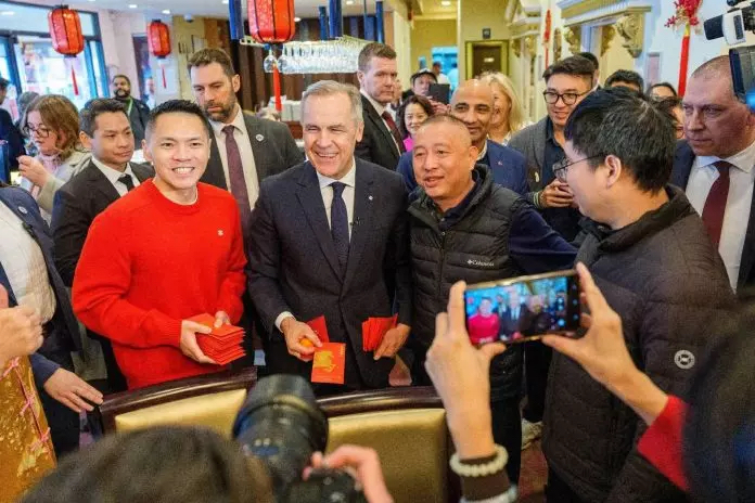 加拿大总理卡尼到列治文茶楼派利是拜年。 星岛