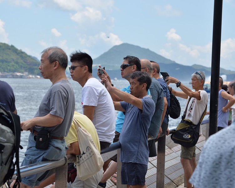 市民在沿岸尋找有利位置，欣賞艦隊雄姿。