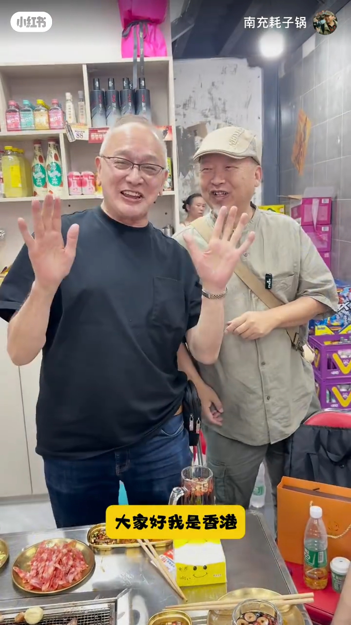 曹查理雖然頭髮全白,但相當精神。 曹查理雖然頭髮全白,但相當精神。