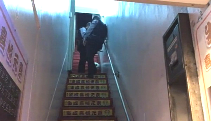 男童餓死廁所。網上圖片