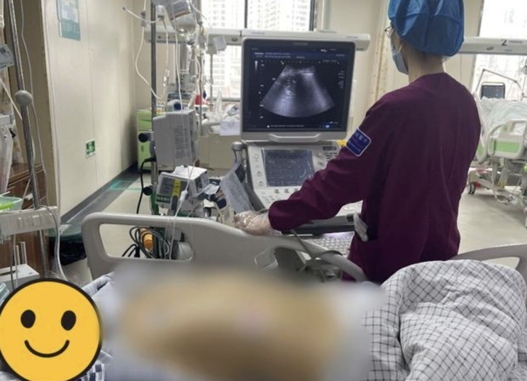 劉先生老伴俯臥位通氣，醫生用超聲評估其肺炎嚴重程度。大象新聞