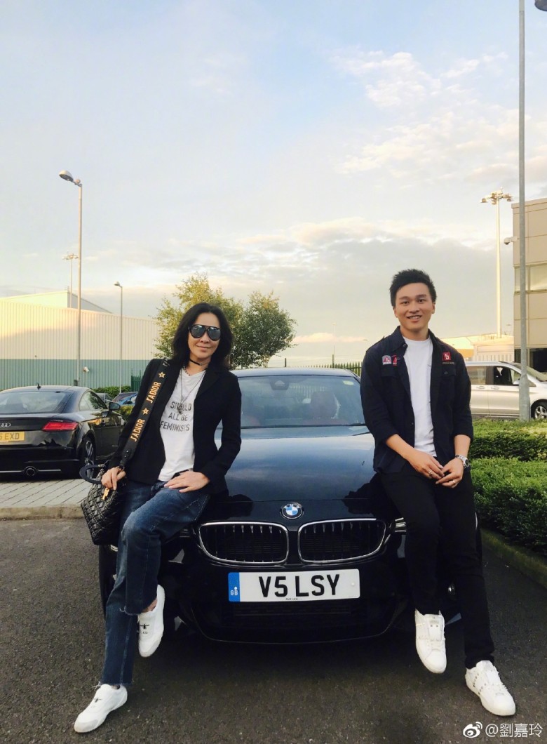 劉嘉玲曾傳大手筆送黑色跑車予姪仔,車牌更用上劉兆恩的名字縮寫。 劉嘉玲曾傳大手筆送黑色跑車予姪仔,車牌更用上劉兆恩的名字縮寫。