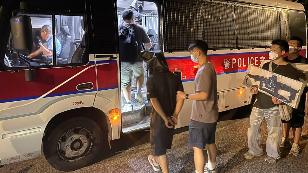 行動中拘捕3名男子。
