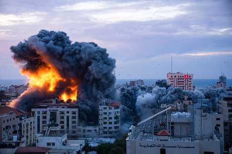 加沙城周六遭以軍報復空襲後，城內發生大火並有濃煙升上半空。美聯社