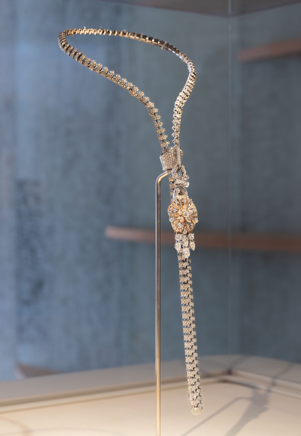 來自Van Cleef & Arpels的標誌性Zip項鏈，正是在L'ÉCOLE珠寶藝術學院亞太區分校展出。