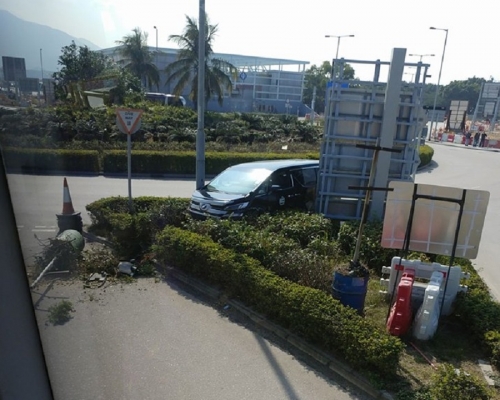 私家車撞倒電燈柱。網民Year Wong 圖片
