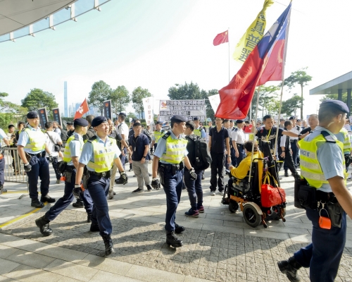 警員今早加強立法會示威區巡邏。