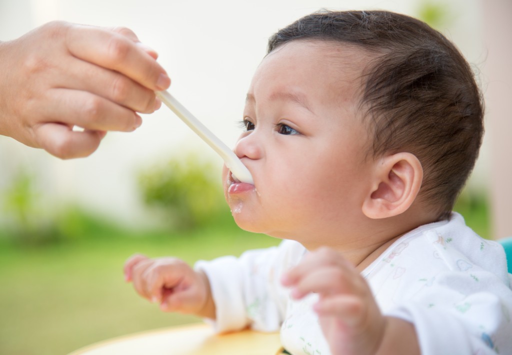 甲型肝炎經口糞傳播,進食前應保持雙手清潔。 甲型肝炎經口糞傳播,進食前應保持雙手清潔。