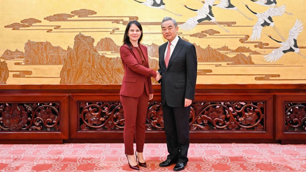 王毅在京與聯合國大會主席、德國前外長貝爾伯克會面。新華社