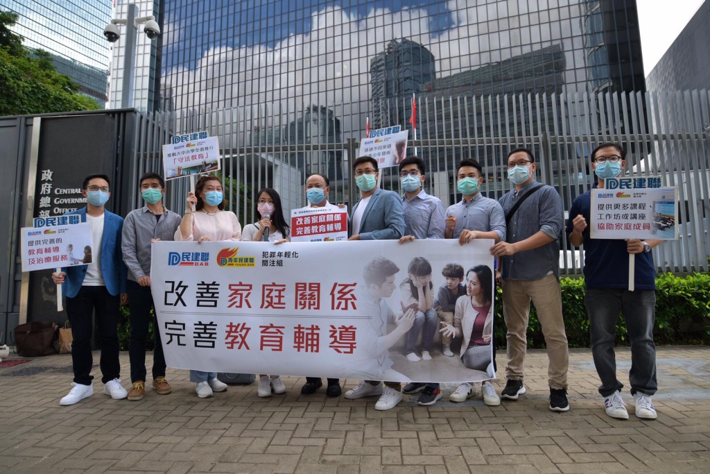 政府派員接收請願信。
